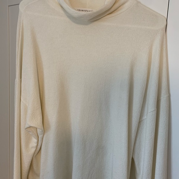 Flowy white turtleneck - Picture 3 of 3